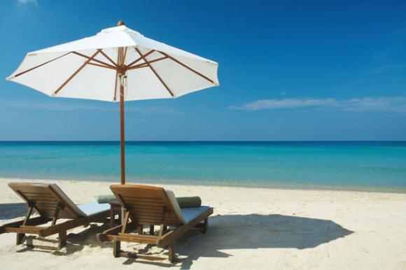 Liegestühle am Strand der Seychellen