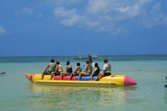 Bananenboot auf dem Meer – Bahamas