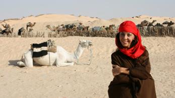 Frau mit einem Kamel auf Djerba