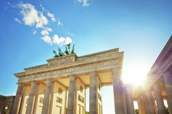 Das Brandenburger Tor ist ein bekanntes Wahrzeichen und das Nationalsymbol Deutschlands Brandenburger Tor – Berlin