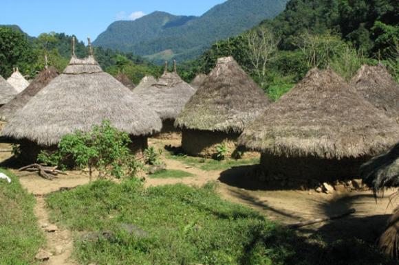 Hütten eines Indianerdorfes in Kolumbien