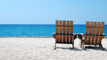 Liegestühle am Strand von Zakynthos
