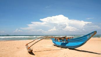 Boot am Strand von Sri Lanka